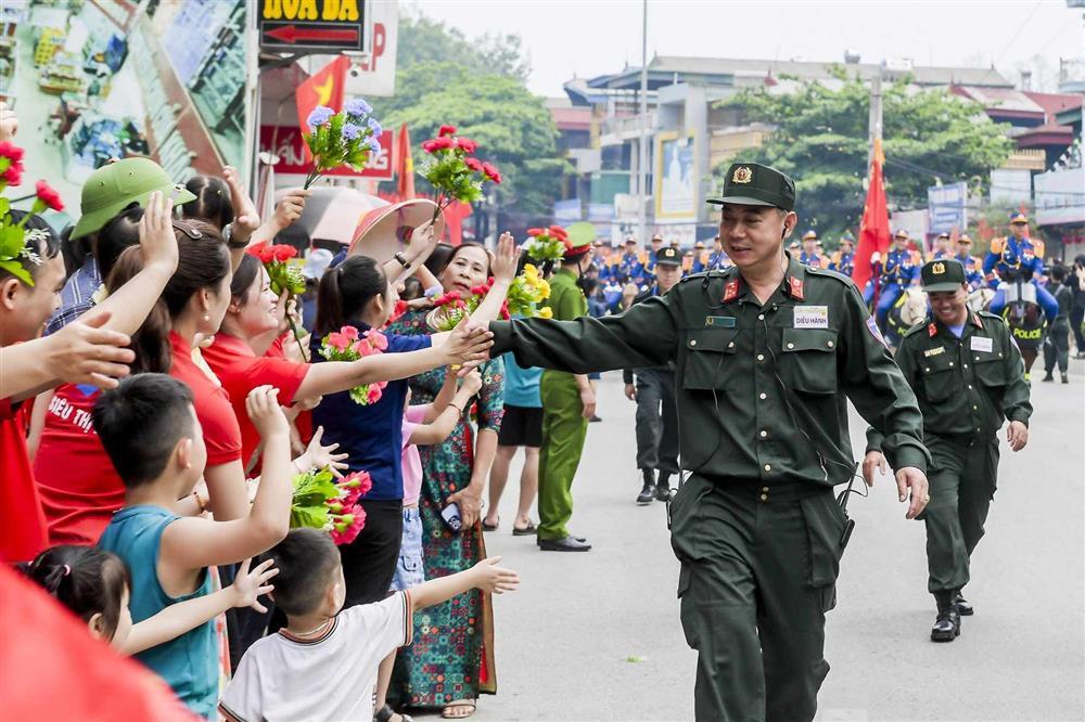 Chuyện cảm động từ gia đình bé gái được chiến sĩ cảnh sát tặng còi ở Điện Biên-1