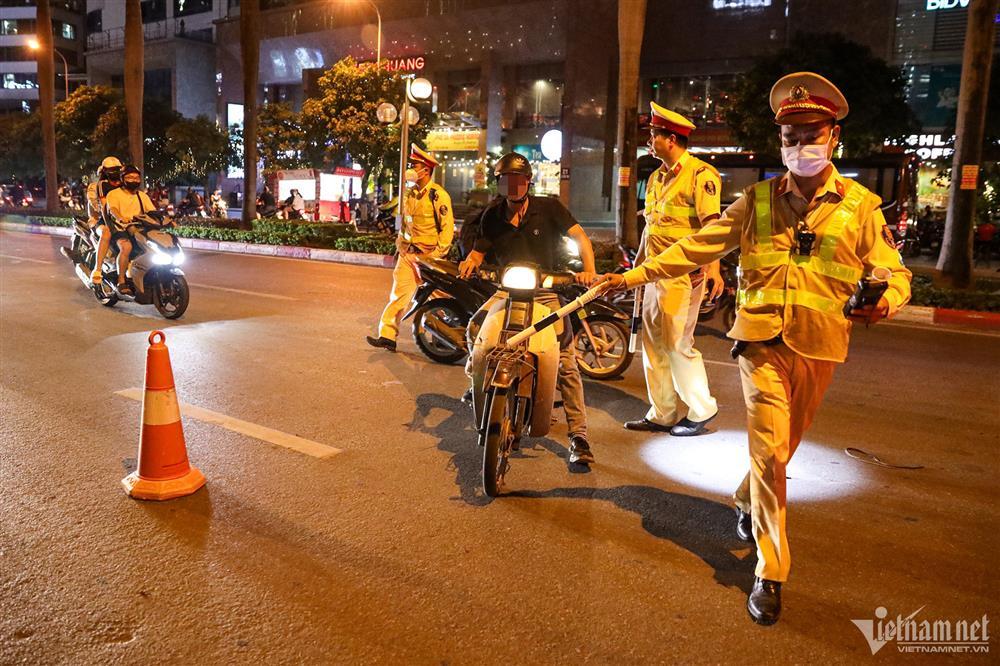 Uống 3 chén rượu với chủ nhà vì nể, nam phụ hồ bị phạt 5,8 triệu đồng-1