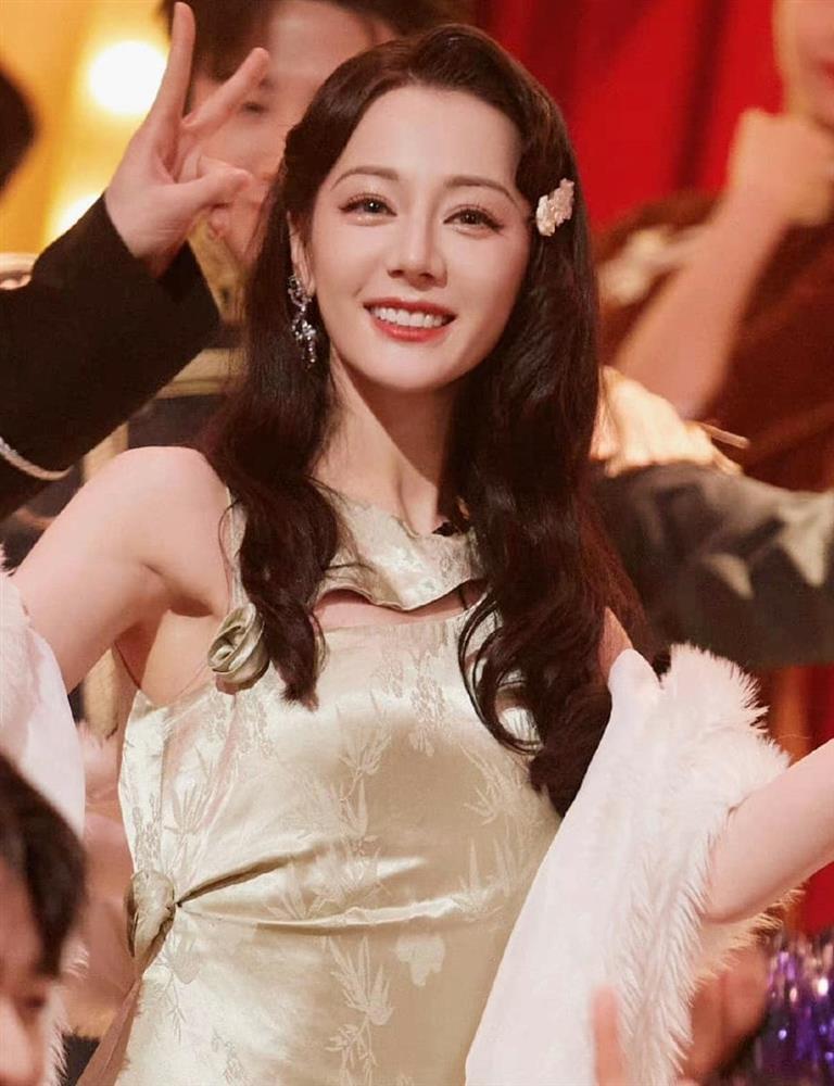 Phần tự giới thiệu của Địch Lệ Nhiệt Ba vào năm 18 tuổi gây sốt khắp cõi mạng-3