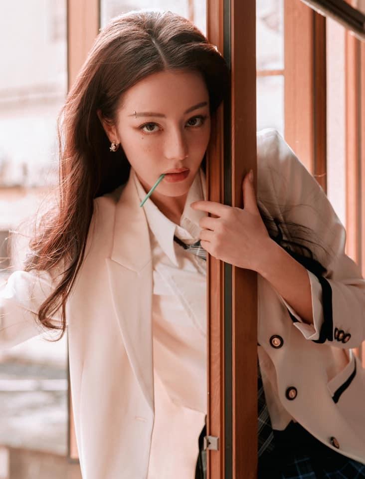 Phần tự giới thiệu của Địch Lệ Nhiệt Ba vào năm 18 tuổi gây sốt khắp cõi mạng-4