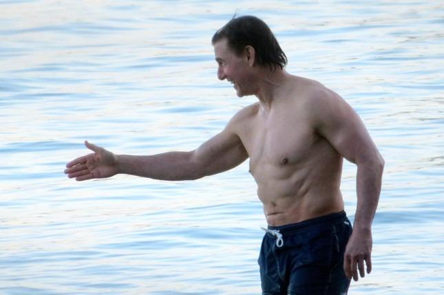 Tom Cruise cởi trần tắm biển giữa lúc con gái bỏ họ cha-2