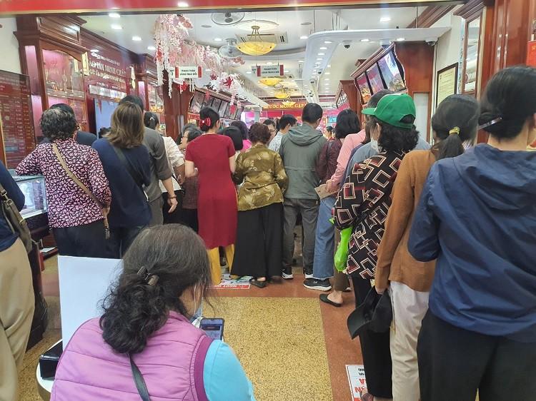 Giá vàng tăng giảm liên tục, lộ diện người mang 100 lượng vàng miếng SJC đi bán lời tiền tỷ-1