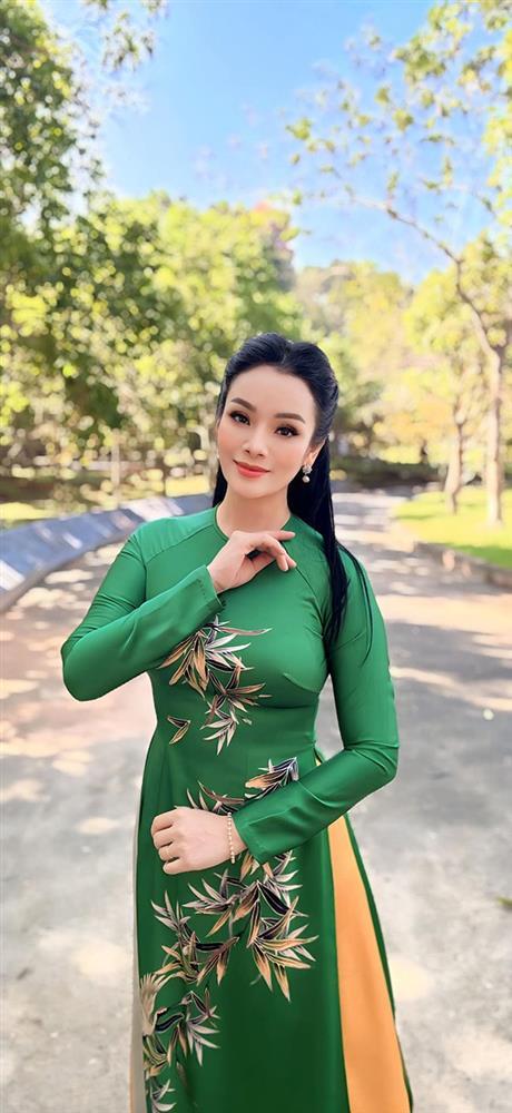 Nữ NSƯT nổi tiếng dòng nhạc đỏ có cuộc sống riêng tư bình yên bên chồng-4