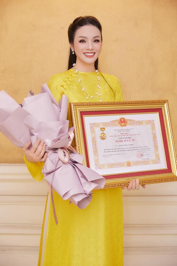 Nữ NSƯT nổi tiếng dòng nhạc đỏ có cuộc sống riêng tư bình yên bên chồng-5