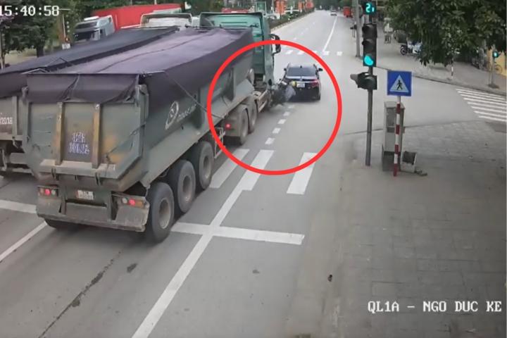 Thầy giáo có nồng độ cồn, lái xe vượt ẩu hất người đi xe máy ngã vào đầu xe ben-1