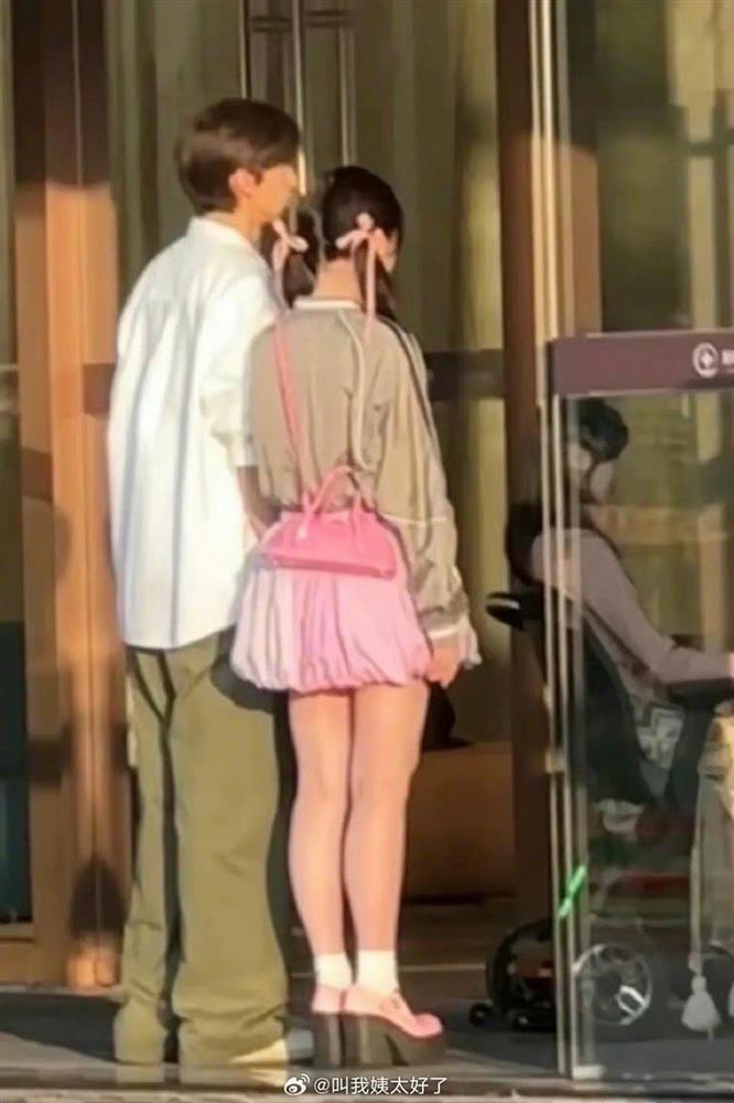 Gu thời trang của Ngu Thư Hân trong Suỵt, Nhà Vua Đang Ngủ Đông gây hoang mang MXH-1