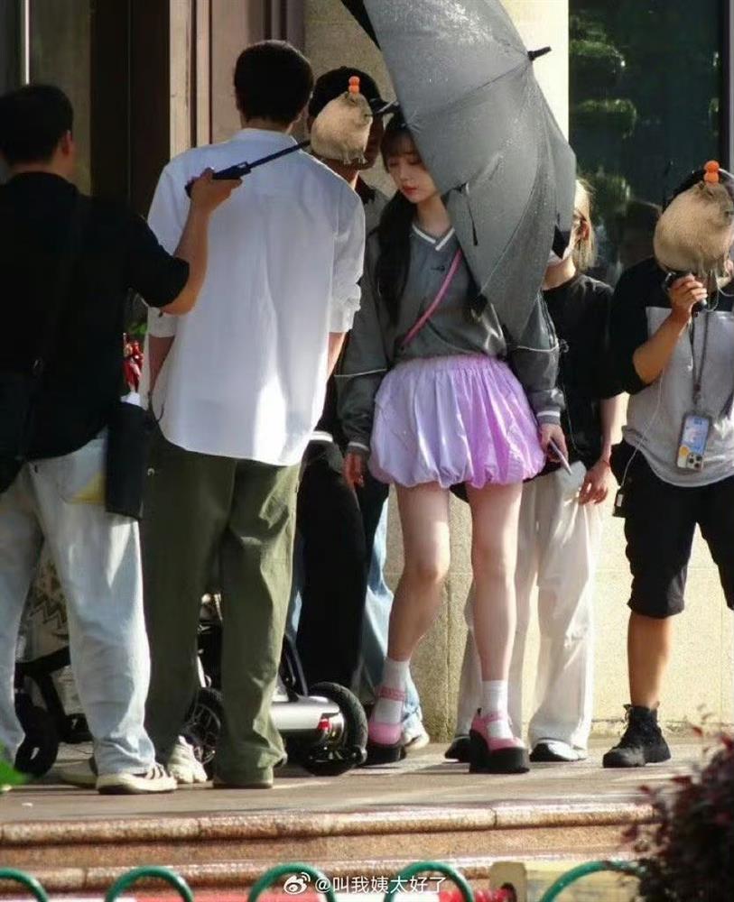 Gu thời trang của Ngu Thư Hân trong Suỵt, Nhà Vua Đang Ngủ Đông gây hoang mang MXH-2