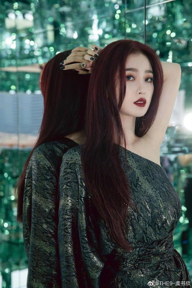 Gu thời trang của Ngu Thư Hân trong Suỵt, Nhà Vua Đang Ngủ Đông gây hoang mang MXH-4