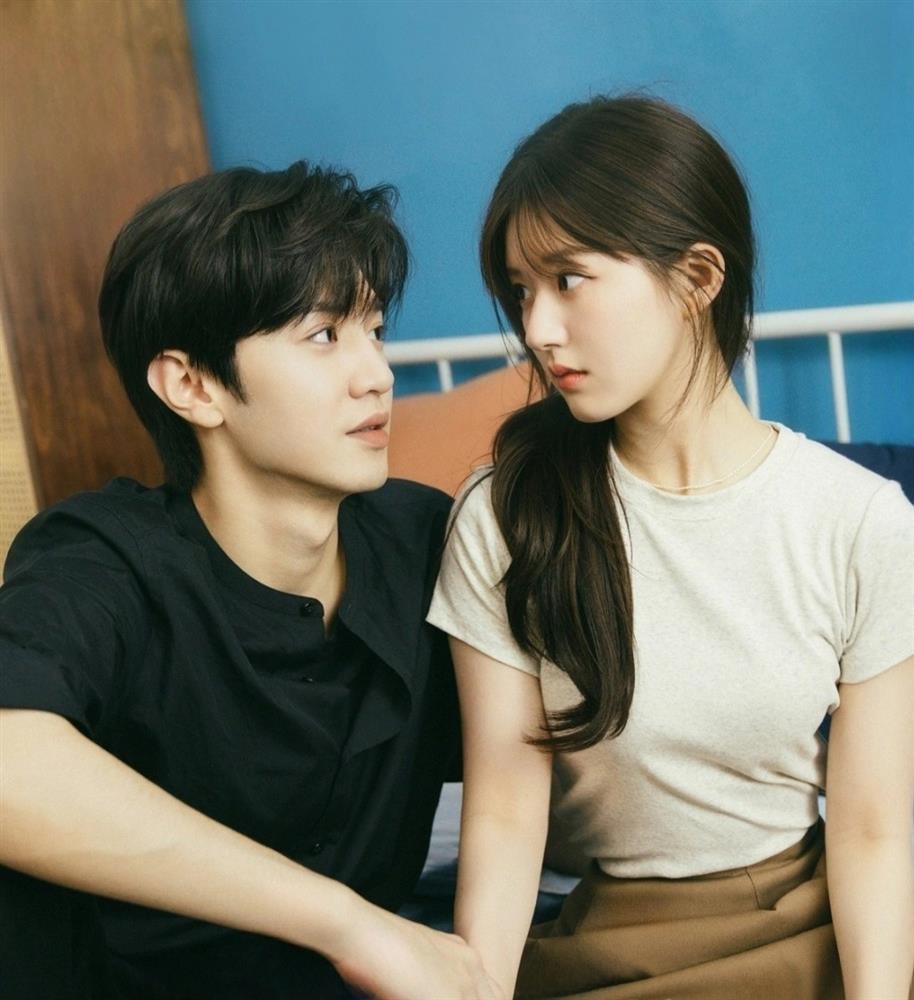 Gu thời trang của Ngu Thư Hân trong Suỵt, Nhà Vua Đang Ngủ Đông gây hoang mang MXH-7