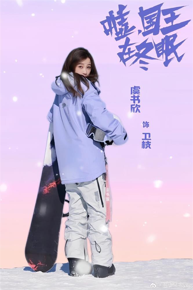 Gu thời trang của Ngu Thư Hân trong Suỵt, Nhà Vua Đang Ngủ Đông gây hoang mang MXH-8