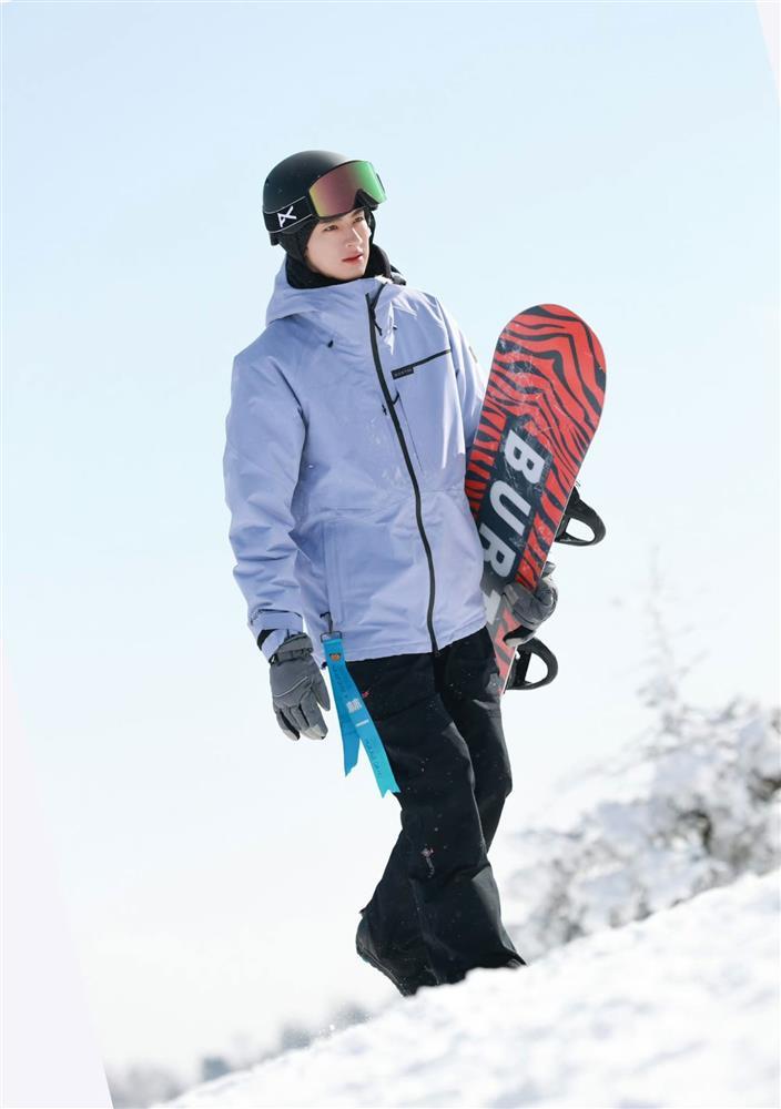 Gu thời trang của Ngu Thư Hân trong Suỵt, Nhà Vua Đang Ngủ Đông gây hoang mang MXH-9