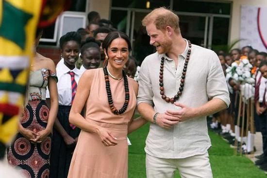 Ồn ào sai phạm từ thiện của Harry - Meghan Markle