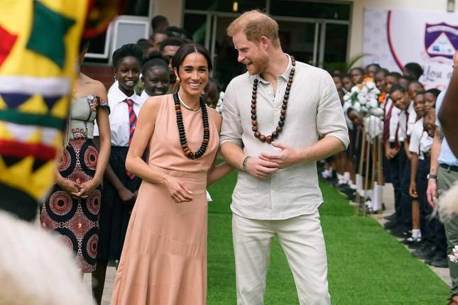 Ồn ào sai phạm từ thiện của Harry - Meghan Markle-1