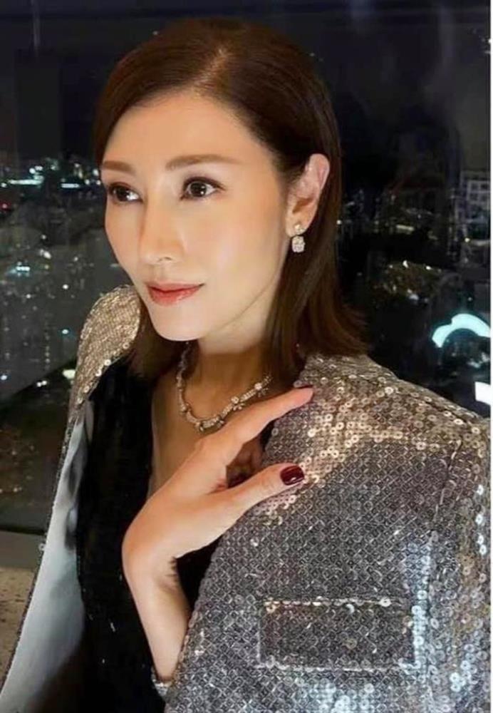 Đại mỹ nhân từng 2 lần bị đồn là tiểu tam, nhan sắc gợi cảm tuổi 54-6