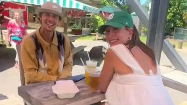 Chẳng còn phải giấu giếm, bà xã Justin Bieber tự tin diện croptop khoe bụng bầu 6 tháng-4