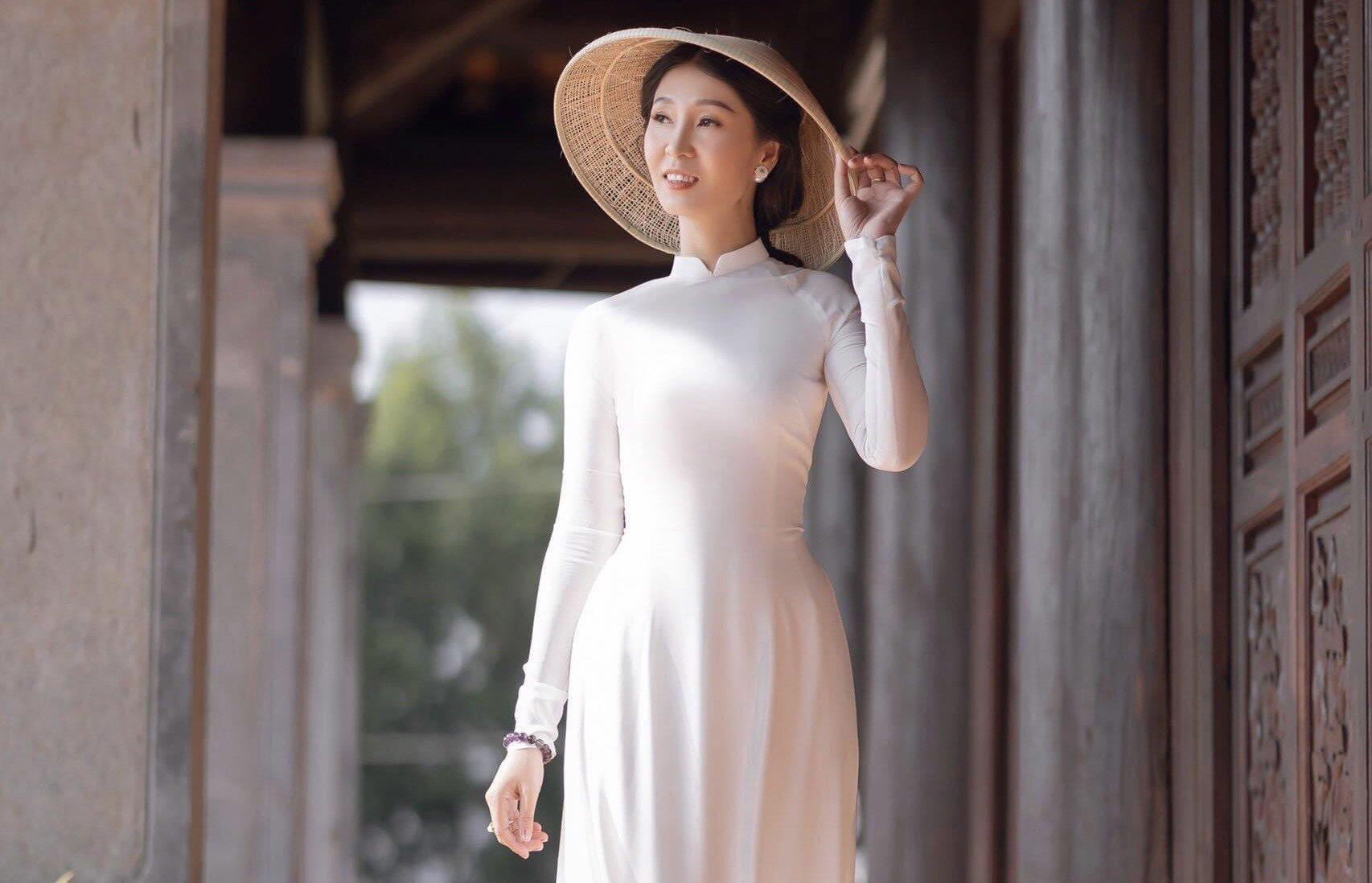 Thời trang đi dạy học của cô giáo U50 như giới tài phiệt Hàn Quốc gây sốt mạng-1