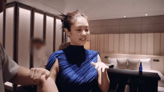 Jennie vất vả vì Met Gala lắm đấy: Mặt mộc tóc rối đi fitting, bơ phờ ăn vội cơm cuộn sau hậu trường-2