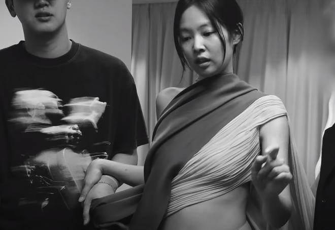 Jennie vất vả vì Met Gala lắm đấy: Mặt mộc tóc rối đi fitting, bơ phờ ăn vội cơm cuộn sau hậu trường-3