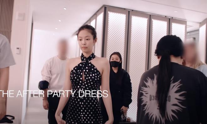 Jennie vất vả vì Met Gala lắm đấy: Mặt mộc tóc rối đi fitting, bơ phờ ăn vội cơm cuộn sau hậu trường-4