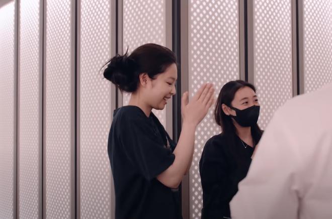 Jennie vất vả vì Met Gala lắm đấy: Mặt mộc tóc rối đi fitting, bơ phờ ăn vội cơm cuộn sau hậu trường-5