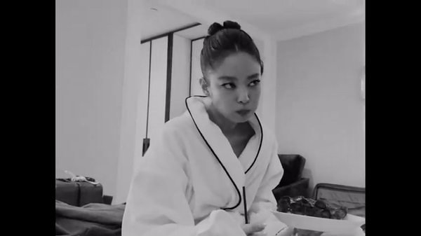 Jennie vất vả vì Met Gala lắm đấy: Mặt mộc tóc rối đi fitting, bơ phờ ăn vội cơm cuộn sau hậu trường-6