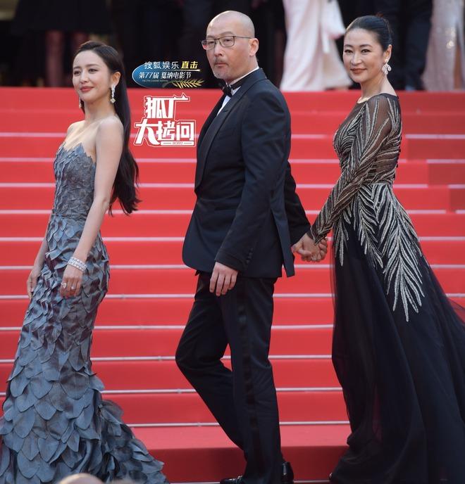 Ê chề: Mỹ nhân Đồng Lệ Á và hai ngôi sao Cbiz liên tục bị đuổi khéo khỏi thảm đỏ Cannes 2024!-2