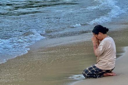Tấm ảnh buồn nhất lúc này: Người mẹ gục khóc, cầu nguyện bên bãi biển Lăng Cô mong chờ phép màu con quay về sau 4 ngày mất tích