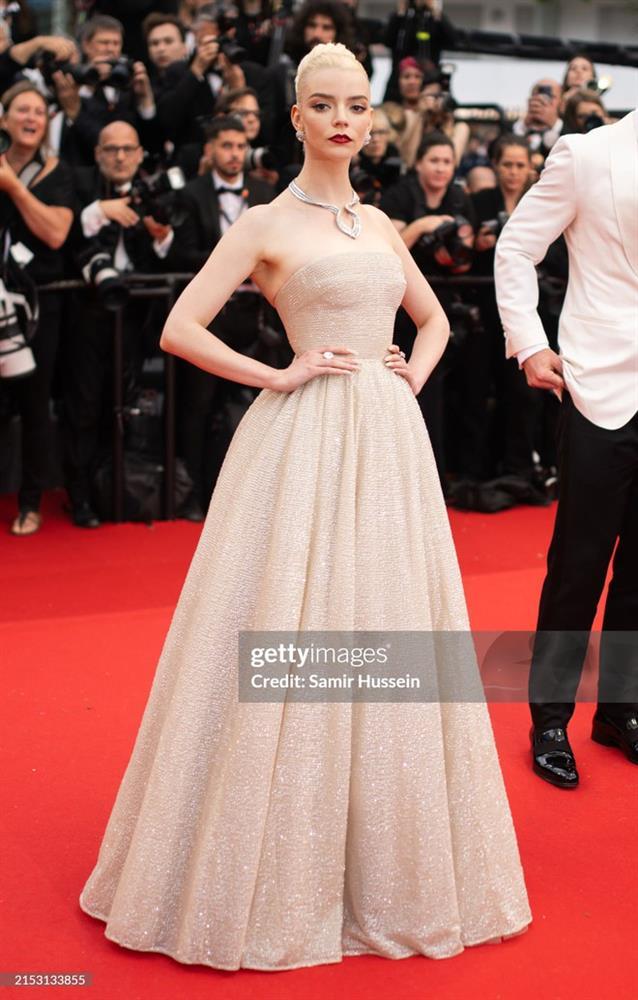 Thảm đỏ Cannes ngày 2: Búp bê Anya Taylor-Joy đẹp vô thực so kè Đường Yên - Quan Hiểu Đồng, xuất hiện cả dàn khách mời mặc lố!-1