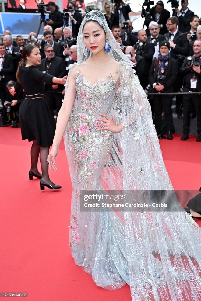 Thảm đỏ Cannes ngày 2: Búp bê Anya Taylor-Joy đẹp vô thực so kè Đường Yên - Quan Hiểu Đồng, xuất hiện cả dàn khách mời mặc lố!-12