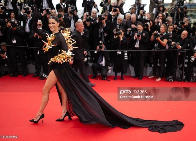 Thảm đỏ Cannes ngày 2: Búp bê Anya Taylor-Joy đẹp vô thực so kè Đường Yên - Quan Hiểu Đồng, xuất hiện cả dàn khách mời mặc lố!-13