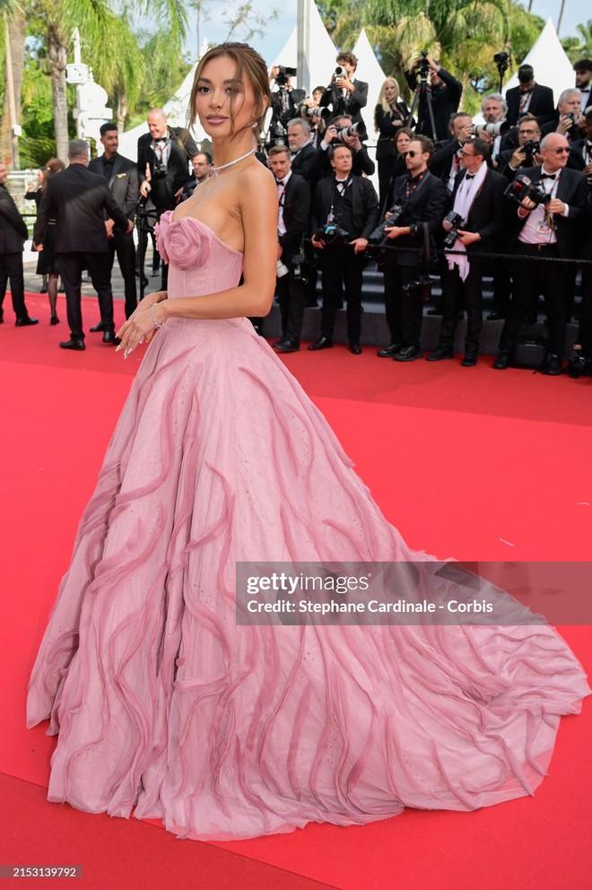Thảm đỏ Cannes ngày 2: Búp bê Anya Taylor-Joy đẹp vô thực so kè Đường Yên - Quan Hiểu Đồng, xuất hiện cả dàn khách mời mặc lố!-14