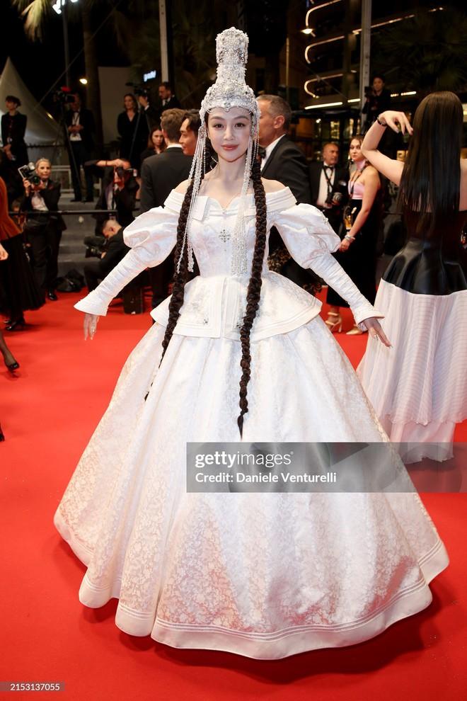 Thảm đỏ Cannes ngày 2: Búp bê Anya Taylor-Joy đẹp vô thực so kè Đường Yên - Quan Hiểu Đồng, xuất hiện cả dàn khách mời mặc lố!-20