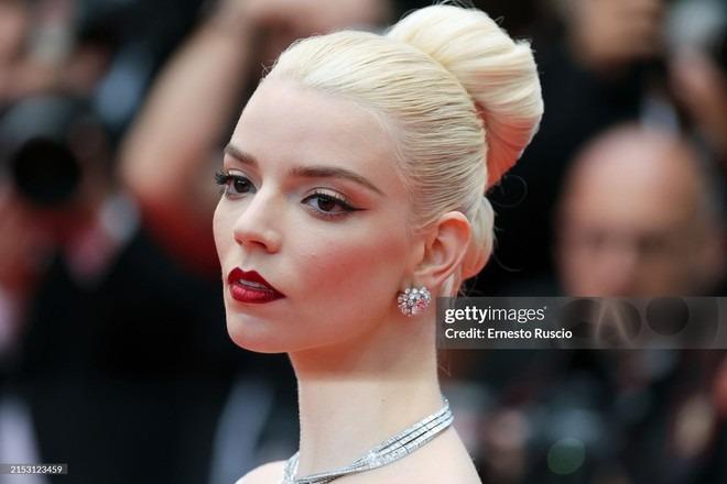 Thảm đỏ Cannes ngày 2: Búp bê Anya Taylor-Joy đẹp vô thực so kè Đường Yên - Quan Hiểu Đồng, xuất hiện cả dàn khách mời mặc lố!-3