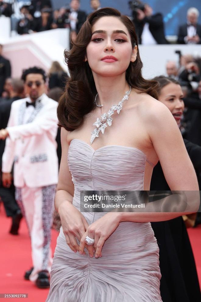 Thảm đỏ Cannes ngày 2: Búp bê Anya Taylor-Joy đẹp vô thực so kè Đường Yên - Quan Hiểu Đồng, xuất hiện cả dàn khách mời mặc lố!-8