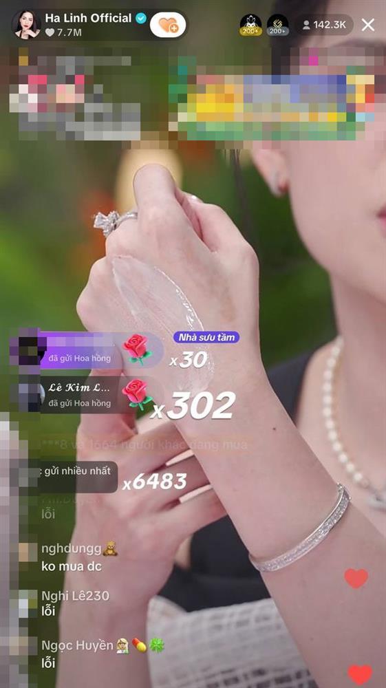 Võ Hà Linh livestream chốt đơn với lượng mắt xem khủng nhưng khách liên tục la ó vì lỗi, cú quát nhân viên xối xả gây sốc-3