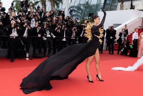 Hoa hậu Hoàn vũ gây chú ý với váy lạ mắt trên thảm đỏ Cannes-4