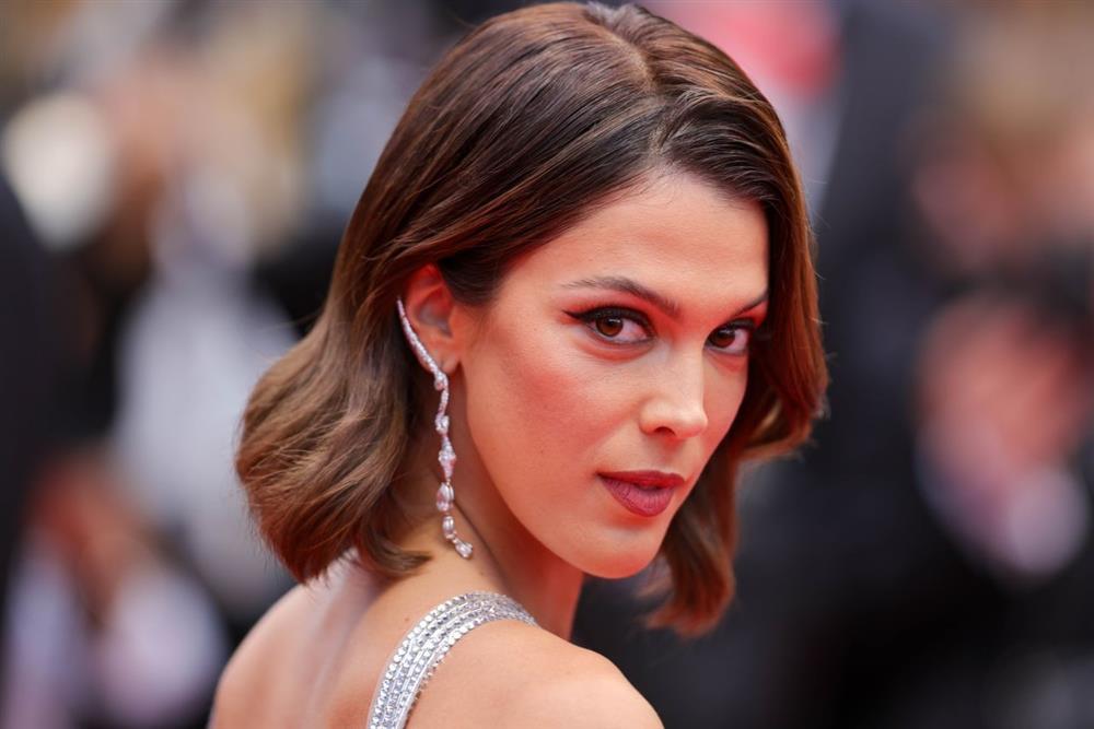Hoa hậu Hoàn vũ gây chú ý với váy lạ mắt trên thảm đỏ Cannes-6