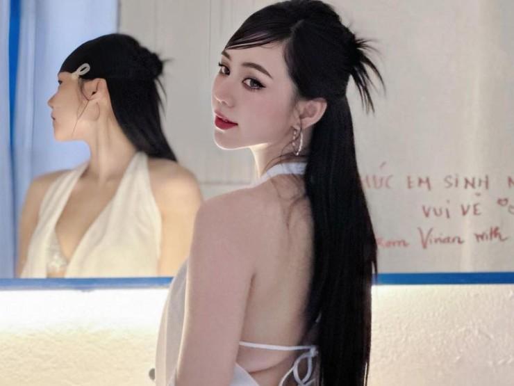 Học Quỳnh Kool, Trâm Anh phối váy xẻ cổ, khoe lưng đi biển-10