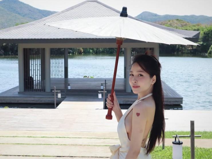 Học Quỳnh Kool, Trâm Anh phối váy xẻ cổ, khoe lưng đi biển-5