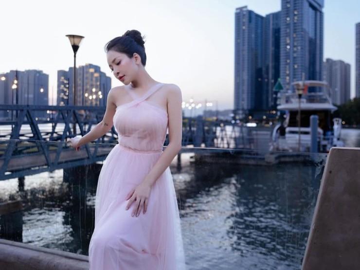 Học Quỳnh Kool, Trâm Anh phối váy xẻ cổ, khoe lưng đi biển-8