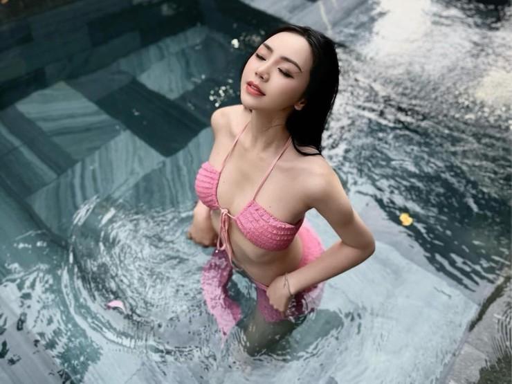 Học Quỳnh Kool, Trâm Anh phối váy xẻ cổ, khoe lưng đi biển-11