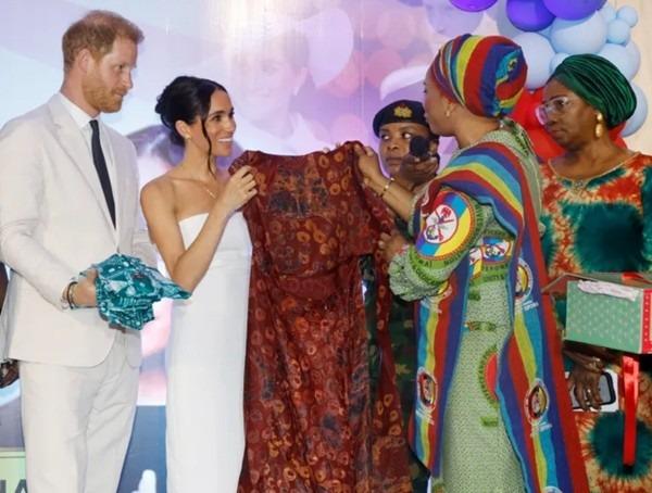 Harry - Meghan nhận nhiều quà tặng trong chuyến đi mới, trái quy định của Hoàng gia?-2