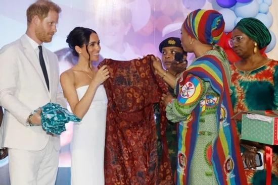 Harry - Meghan nhận nhiều quà tặng trong chuyến đi mới, trái quy định của Hoàng gia?