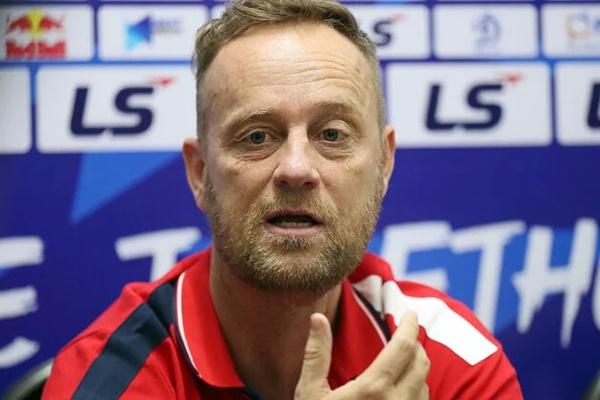 CLB Công an Hà Nội trả lương HLV Polking bao nhiêu?-2