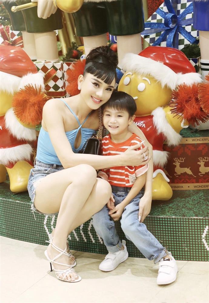 Từng chi 1 tỷ sang Thái nhờ người khác mang thai hộ, con trai Lâm Khánh Chi mới 6 tuổi như mỹ nam xứ Hàn, rất tình cảm với mẹ-1
