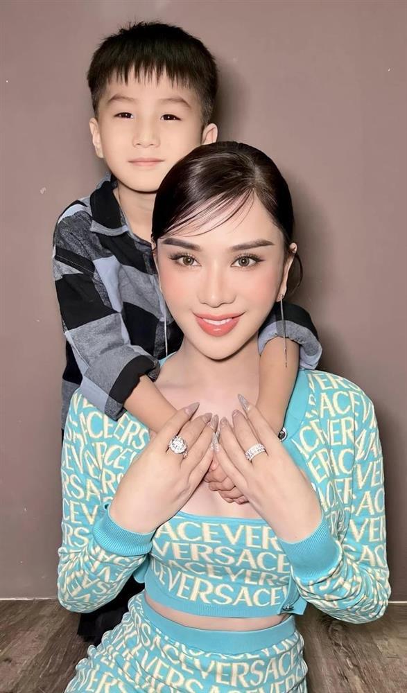 Từng chi 1 tỷ sang Thái nhờ người khác mang thai hộ, con trai Lâm Khánh Chi mới 6 tuổi như mỹ nam xứ Hàn, rất tình cảm với mẹ-4