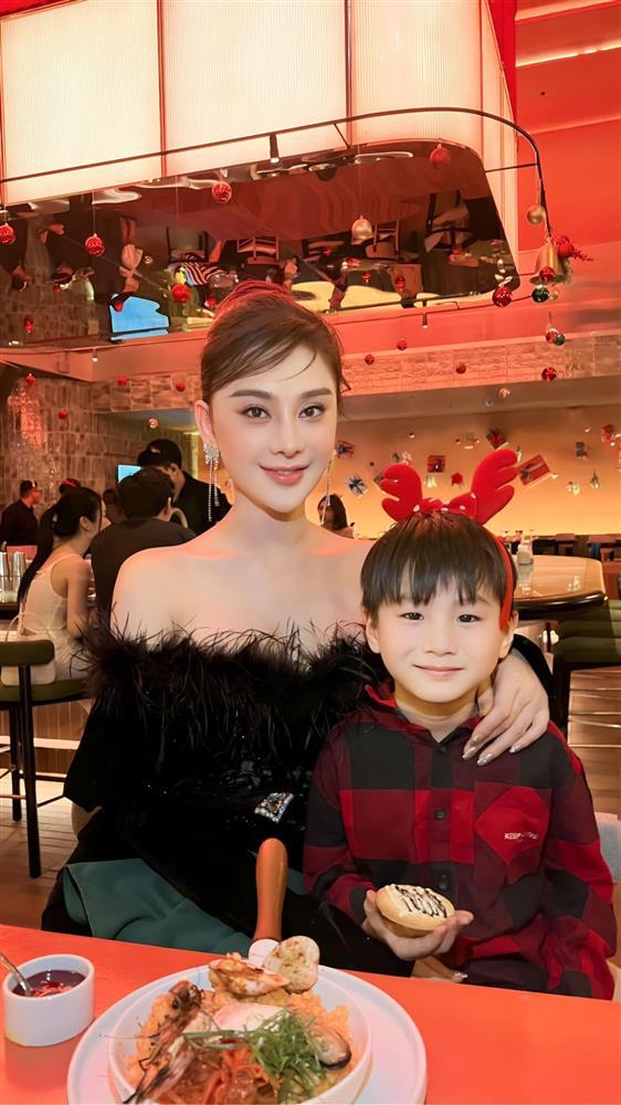 Từng chi 1 tỷ sang Thái nhờ người khác mang thai hộ, con trai Lâm Khánh Chi mới 6 tuổi như mỹ nam xứ Hàn, rất tình cảm với mẹ-8