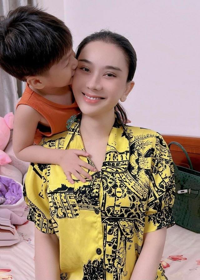 Từng chi 1 tỷ sang Thái nhờ người khác mang thai hộ, con trai Lâm Khánh Chi mới 6 tuổi như mỹ nam xứ Hàn, rất tình cảm với mẹ-9