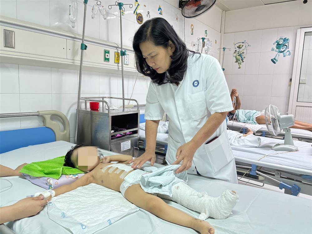 Báo động đỏ cấp cứu bé gái bị xe công nông cán ngang người-1