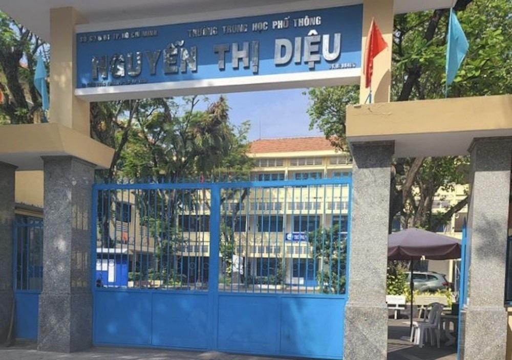 Đi muộn, học sinh lớp 12 bị giáo viên chủ nhiệm cho 6 bạn đánh vào mông-1